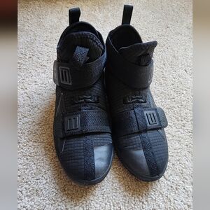 Lebrón basketball shoes